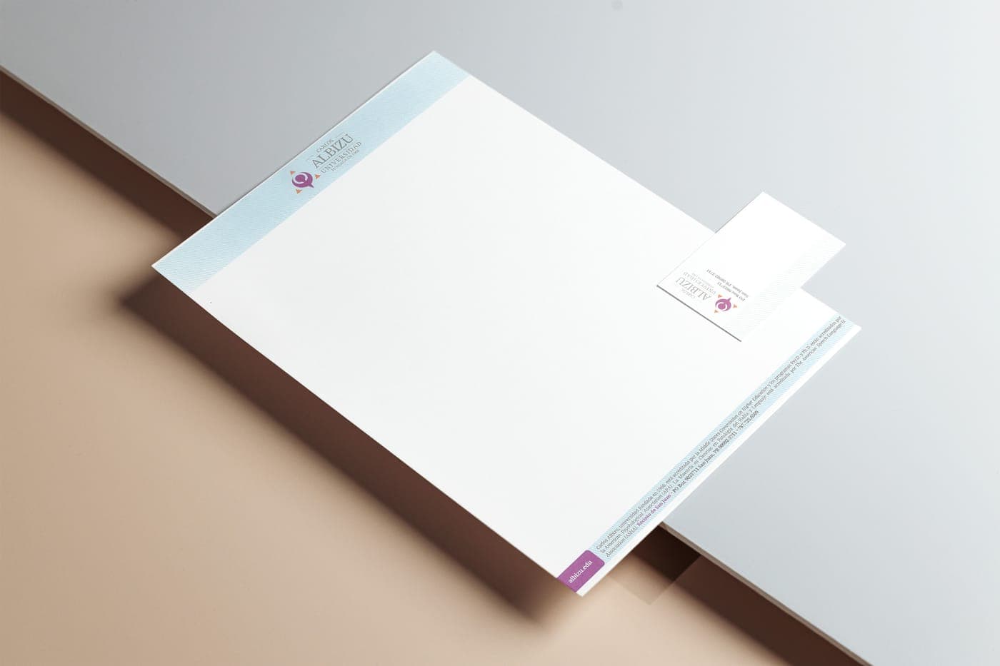 Sobre membretado impreso a juego con papel timbrado y tarjeta para una institución en Puerto Rico